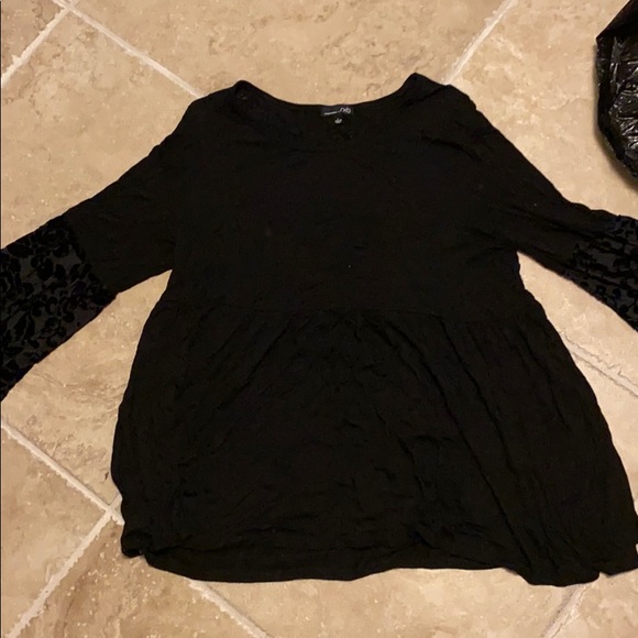 Tops - Black top with velvet sleeves